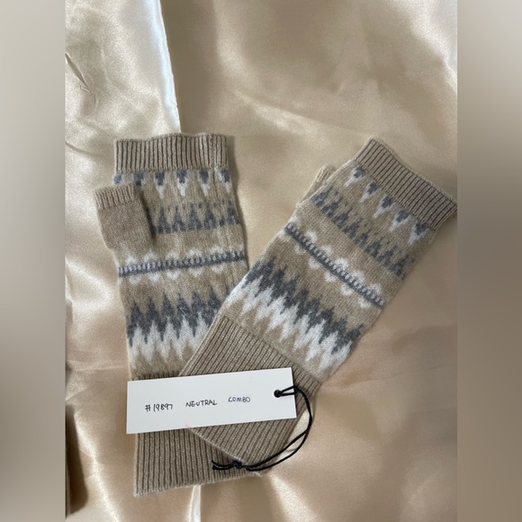 White+Warren cashmere beanie and gloves set neutral combo for Christmas - Picture 5 of 7